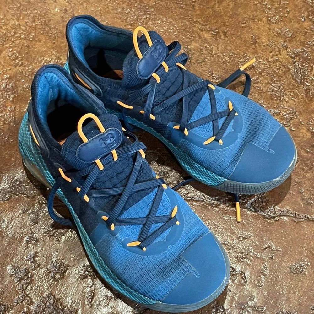 Boys Under Armour Curry 6 Basketball Shoe, size 7youth, excellent condition!